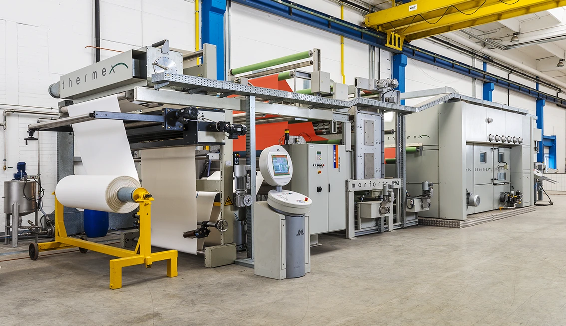 Eine große Textilmaschine steht im TechCenter