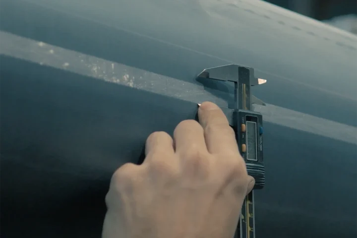 Das Bild zeigt eine Hand und einen Messschieber