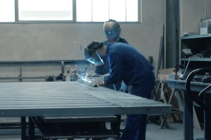 zwei Personen schweißen etwas