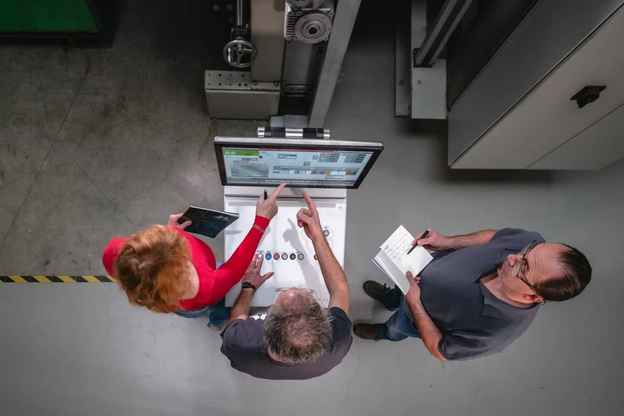 Ein Mann und eine Frau werden in die Bedienung einer Anlage eingewiesen