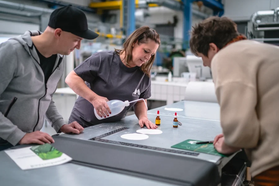 Drei Menschen führen einen chemischen Test durch